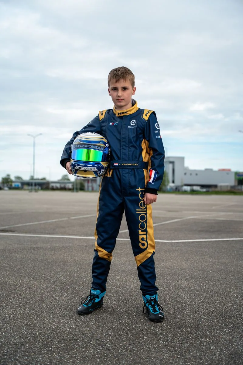 Jay in racepak met helm