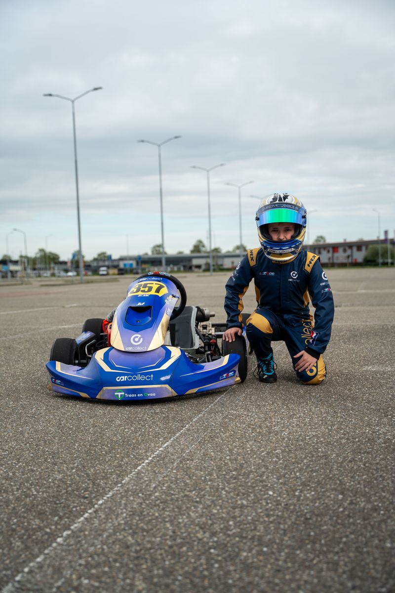 Jay geknield bij zijn kart