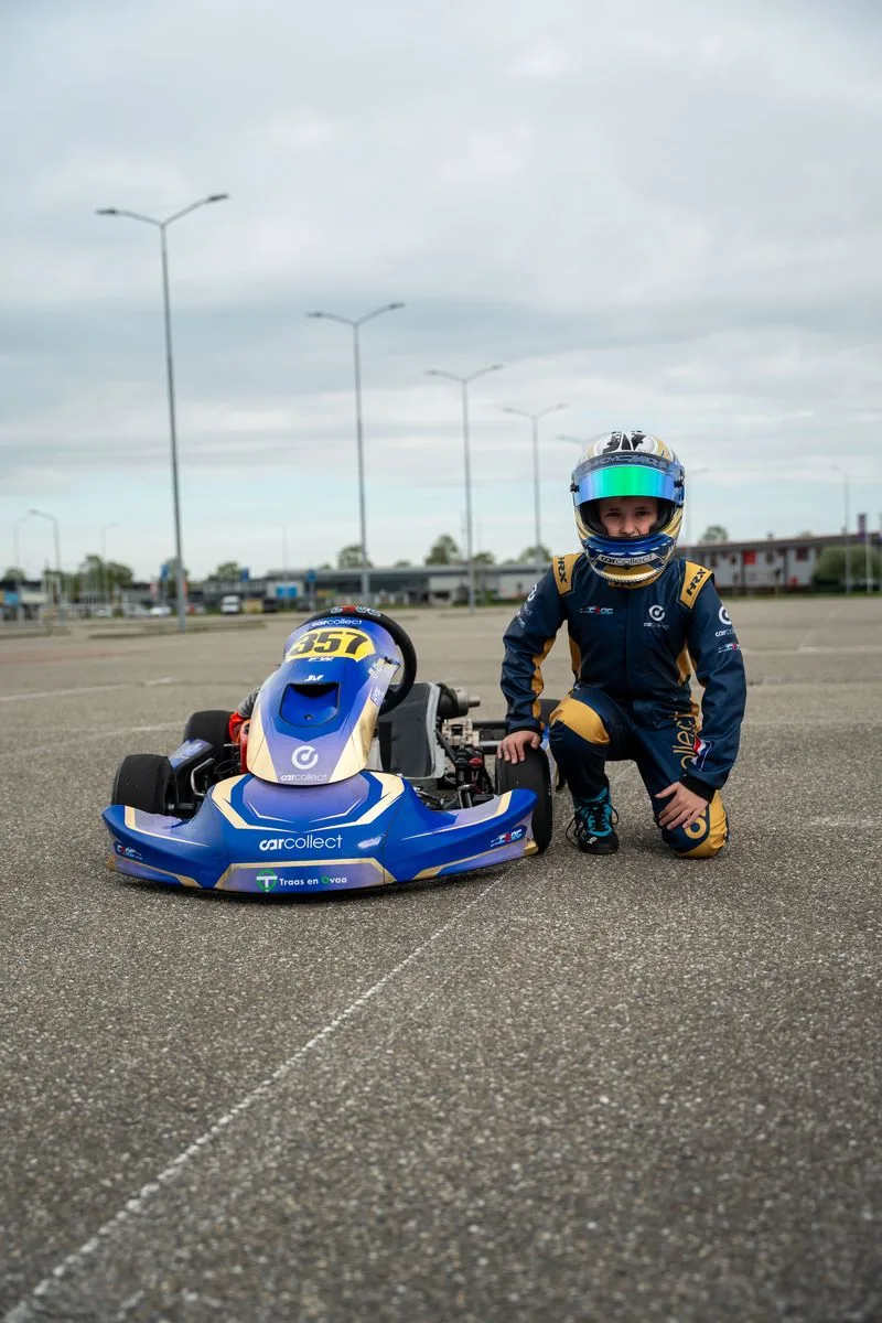Jay geknield bij zijn kart