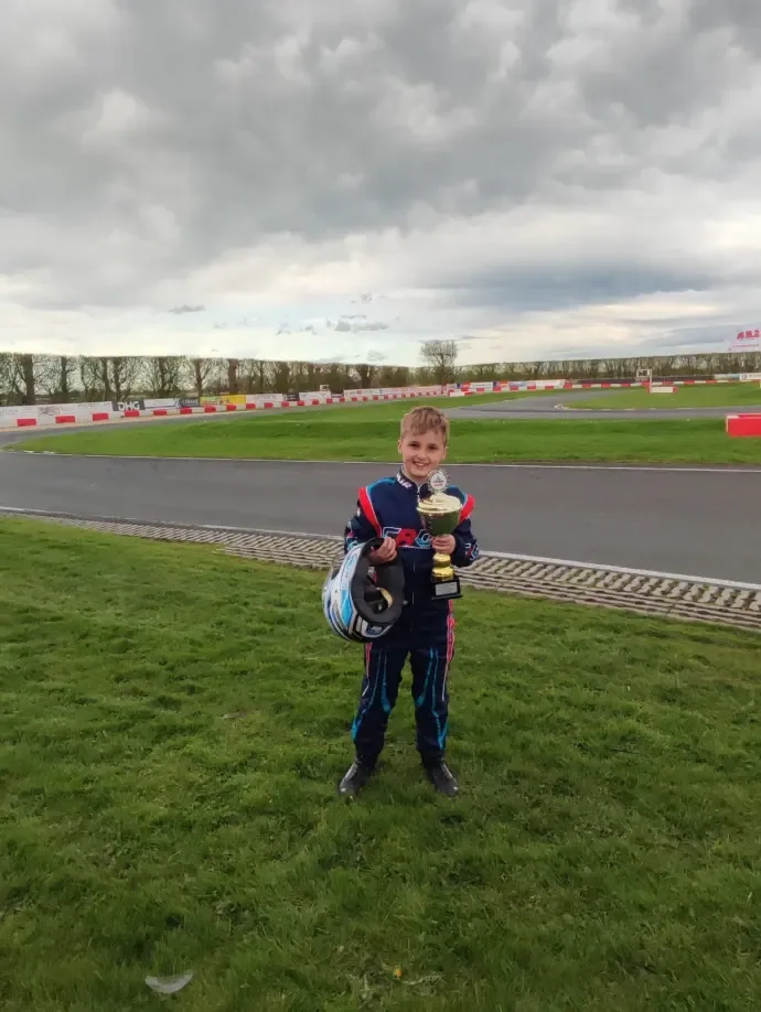 Jay met de beker na P2 in de clubrace, 2024