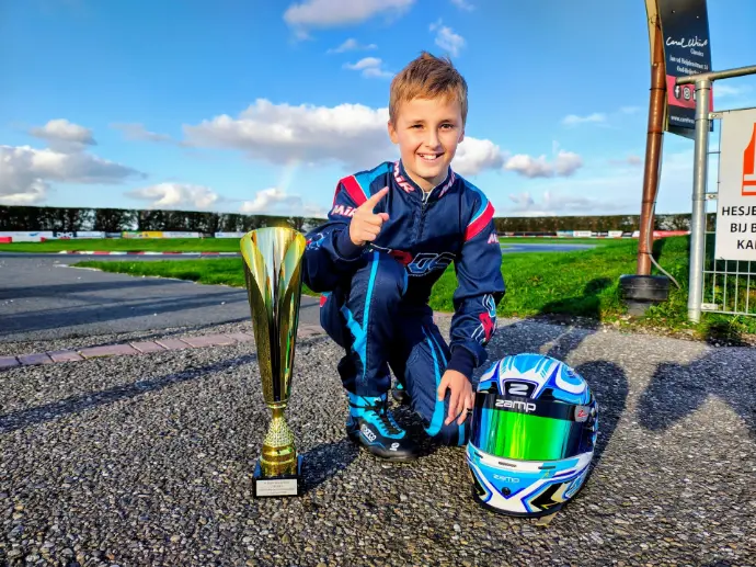 Jay met de beker na zijn overwinning, 2025