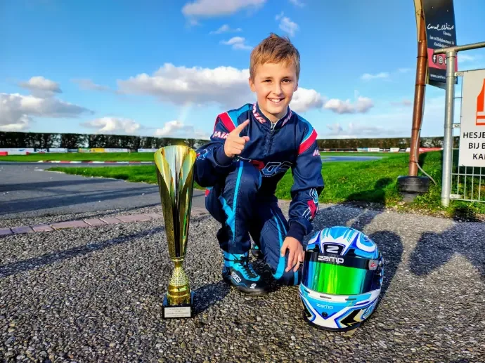Jay met de beker na zijn overwinning, 2025